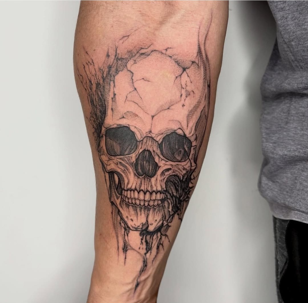 Tatuagem de caveira em blackwork no antebraço